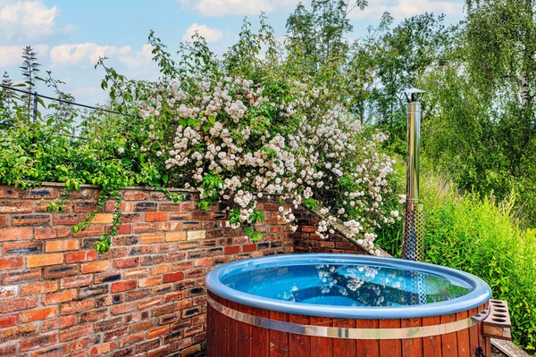 Outdoor spa tub