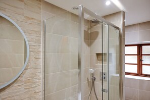 Ducha, secador de pelo y toallas