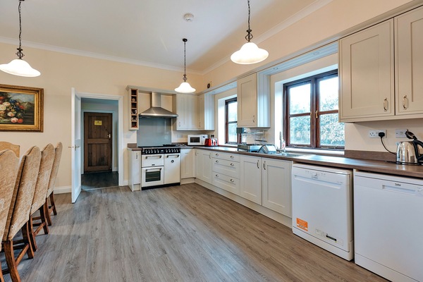 Een koelkast, een microgolfoven, een oven, een vaatwasser