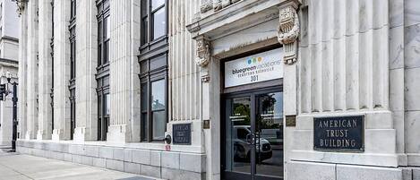 تفاصيل الفندق من الخارج