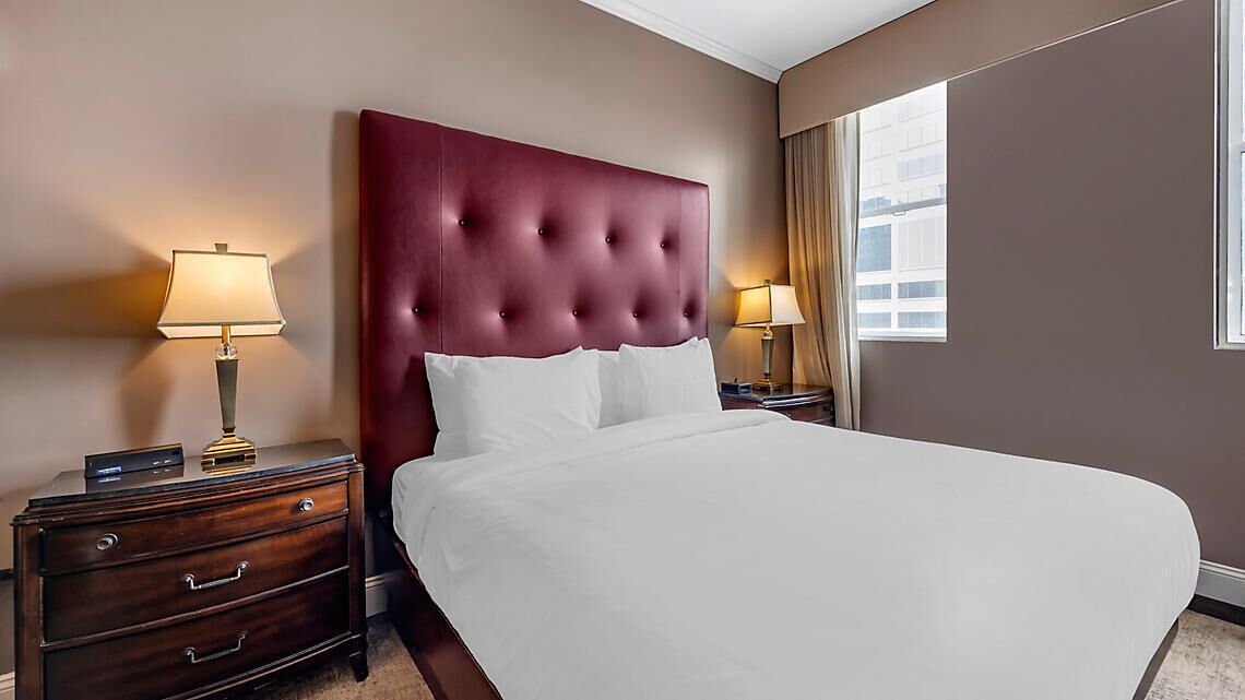 Downtown Nashville located in Printer's Alley with King Bed!