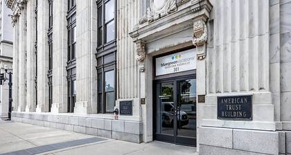 Downtown Nashville located in Printer's Alley with King Bed!