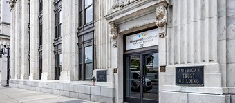 Downtown Nashville located in Printer's Alley with King Bed!