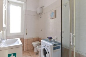 تجهيزات دش، مجففات شعر، مراحيض شطف، مناشف