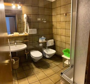 A bathroom with a sink, toilet, bidet, and shower. - Holiday apartment with mountain view (Cavalese)
