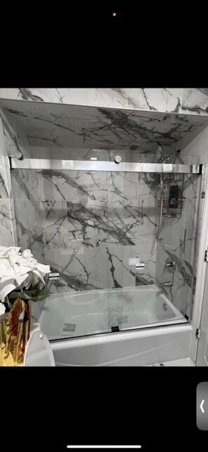 Baignoire Ă jets, sĂšche-cheveux, bidet, serviettes fournies