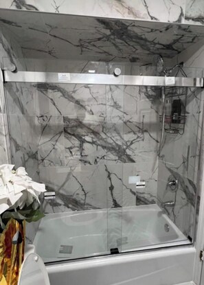 Baignoire à jets, sèche-cheveux, bidet, serviettes fournies