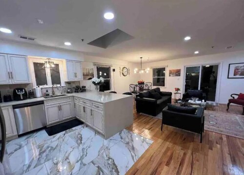 Ari’s place! Large luxury unit with parking! 