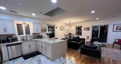 Ari’s place! Large luxury unit with parking!