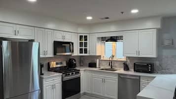 Coffee/tea maker, fridge, microwave, oven