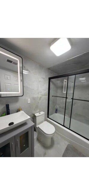 Boblebadekar, hårtørrer, bidet, håndklæder