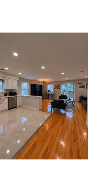 Smart TV, fireplace, books - Spacious LuxuryEscape 3 Bedrooms 2 Baths •           15 Mins to NYC.FREE PARKING (Jersey City)
