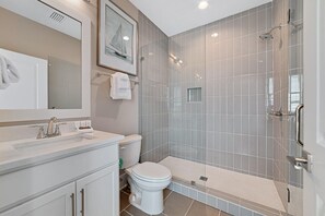 Douche, sèche-cheveux, serviettes fournies
