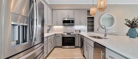 Jääkaappi, mikroaaltouuni, uuni, liesi