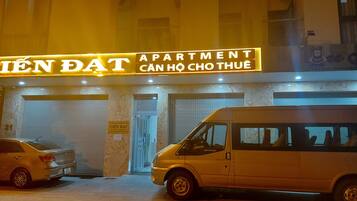 Vista frontal de la propiedad