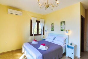 2 chambres, fer et planche à repasser, lit de bébé portatif