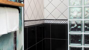 Deluxe Condo, Ensuite, Beach View (Beach Front 1st Floor) | Bathroom | Shower, rainfall showerhead, free toiletries, hair dryer