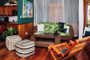 ดีลักซ์คอนโด, ห้องน้ำในตัว, วิวชายหาด (Beach Front 1st Floor) | ตู้นิรภัยในห้องพัก, ห้องพักตกแต่งอย่างมีเอกลักษณ์, ตกแต่งพิเศษโดยเฉพาะ
