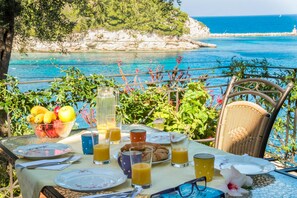 Outdoor dining - Aglaia Villa in Longos (Longos)