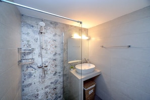 Douche, serviettes fournies