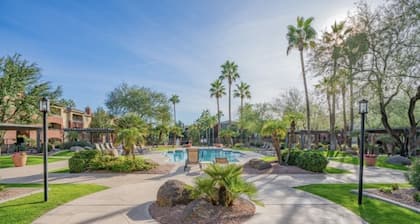 Spacious Condo: Pool, Gym, Balcony, Free Parking - Near Airport