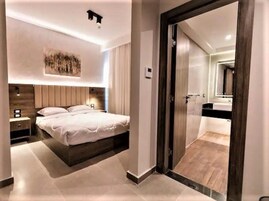 Escritorio, wifi y ropa de cama 