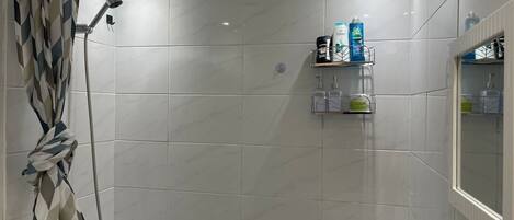 Appartement | Salle de bain | Douche, séchoir à cheveux, serviettes fournies