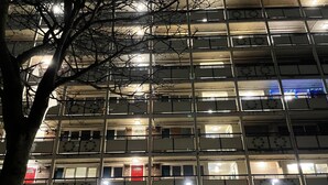 A multi-story parking garage with a tree in the foreground. - Walk to Lcy Airport/ Excel /dlr 1Br Flat (London)
