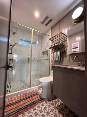 Dusche, Haartrockner, Handtücher, Seife