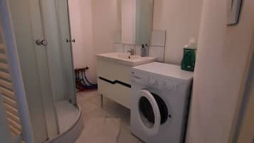 Dusche, kostenlose Toilettenartikel, Haartrockner, Handtücher