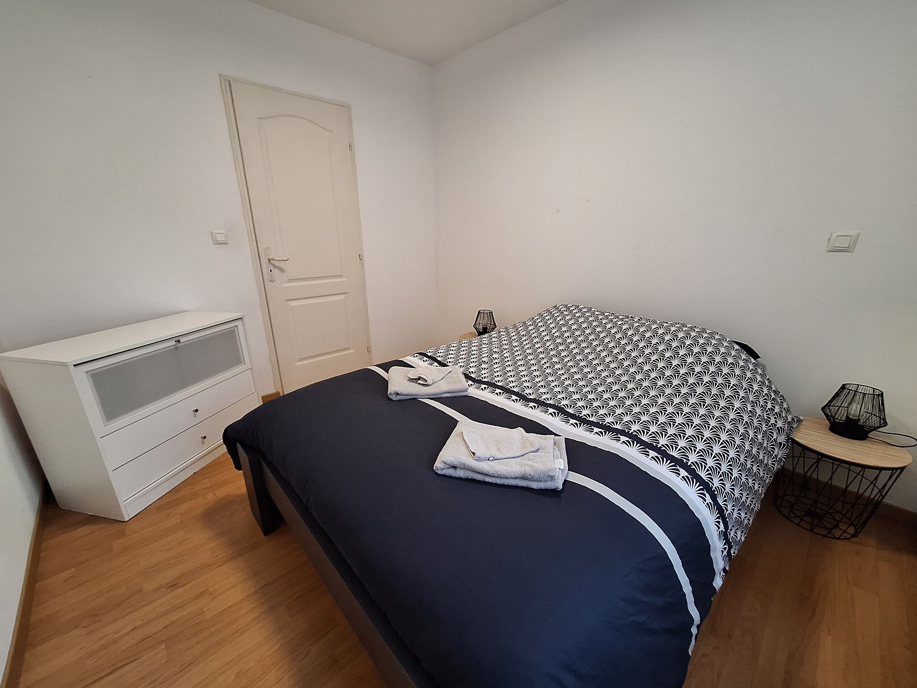 2 chambres, bureau, fer et planche à repasser, lit parapluie