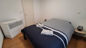 2 slaapkamers, een bureau, een strijkplank/strijkijzer, reisbedje