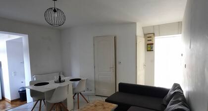 "plain-pied Charmant 56m²: Prox. Centre-ville, Cuisine Équipée - Idéal 7 Pers."