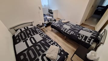 2 室のベッドルーム、デスク、アイロン / アイロン台、旅行用ベビーベッド