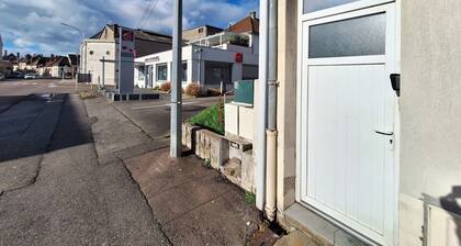 "plain-pied Charmant 56m²: Prox. Centre-ville, Cuisine Équipée - Idéal 7 Pers."