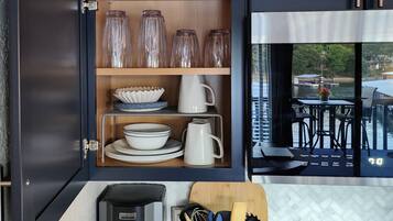 Coffee/tea maker, fridge, microwave, oven