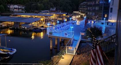 “Lake Therapy” Condo~ Couples Lakefront Getaway~ No Steps.