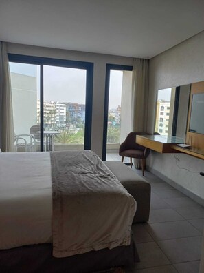 Comfort Studio, 1 Queen Bed, Smoking | Living area | Smart TV