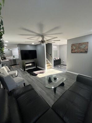 Una Smart TV, una chimenea