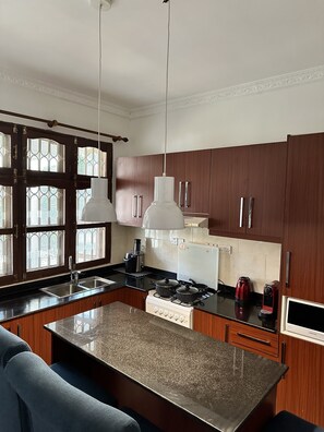 Private kitchen - Villa 3 rooms and 3 bathrooms (Dar es Salaam)