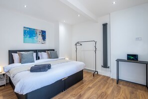 4 bedrooms, iron/ironing board, travel cot, free WiFi - 10%-30%Discount|4BrHs|London|Sleeps7|Free Parking|SuperKingBeds|En-Suite| (Hounslow)
