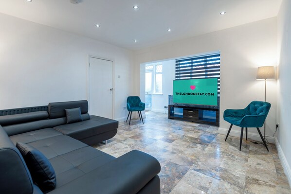 Interior - 10%-30%Discount|4BrHs|London|Sleeps7|Free Parking|SuperKingBeds|En-Suite| (Hounslow)