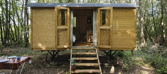 Shepherds hut in a green setting near Guèdelon