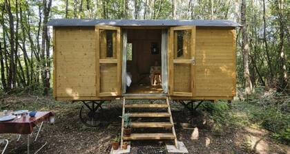 Shepherds hut in a green setting near Guèdelon