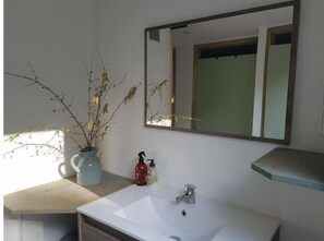 Serviettes fournies, savon, papier toilette
