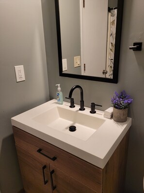 SĂšche-cheveux, serviettes fournies, savon, papier toilette