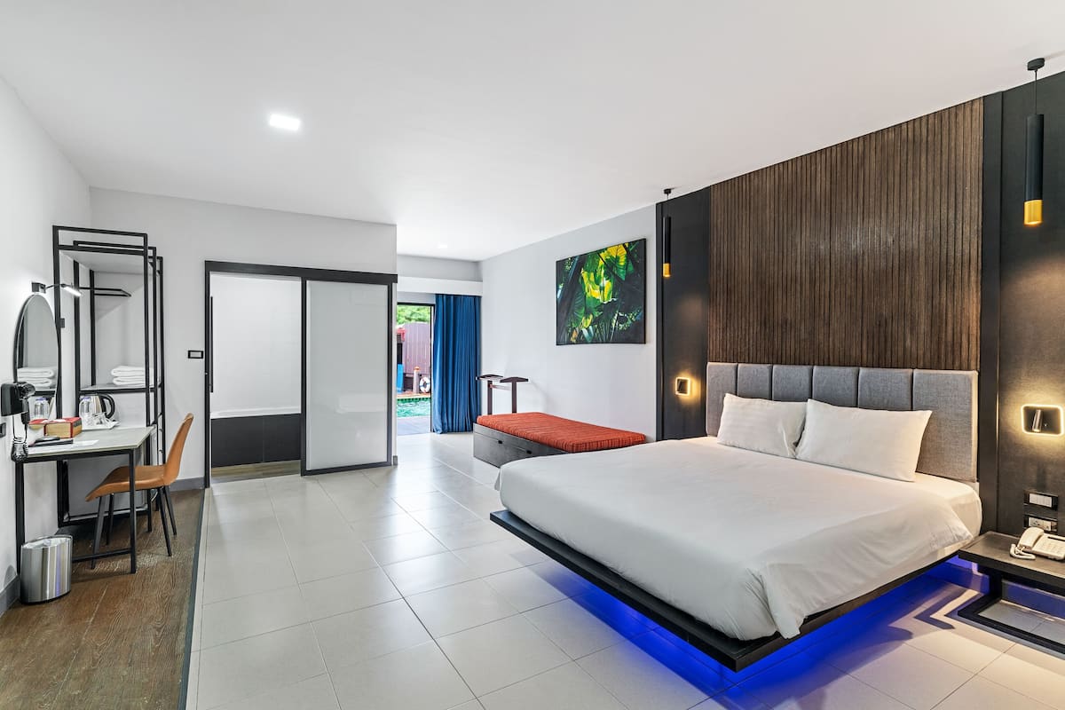 Deluxe Room, Pool Access