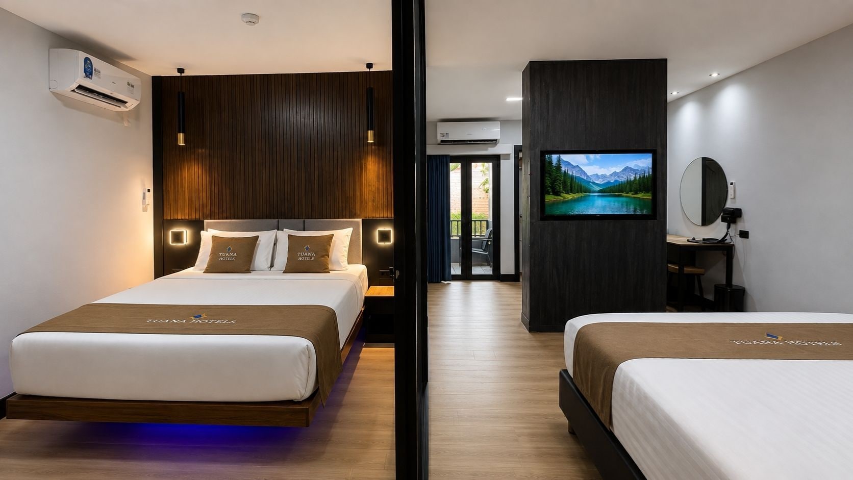Ein Hotelzimmer mit zwei Betten, einem Fernseher, einem Spiegel und einer Klimaanlage.