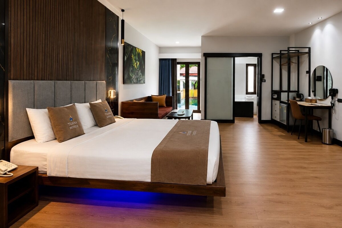 Deluxe Room, Pool Access | Egyptian cotton sheets, premium bedding, cribs (free), WiFi (free)