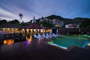 Swim-up bar